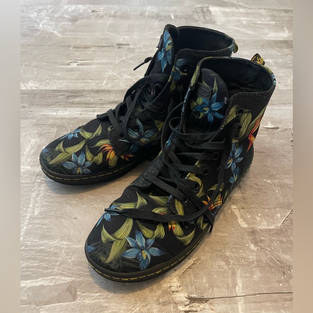 Dr. Martens Hackney Boots in Floral Tropical Tiki pattern in size USW9